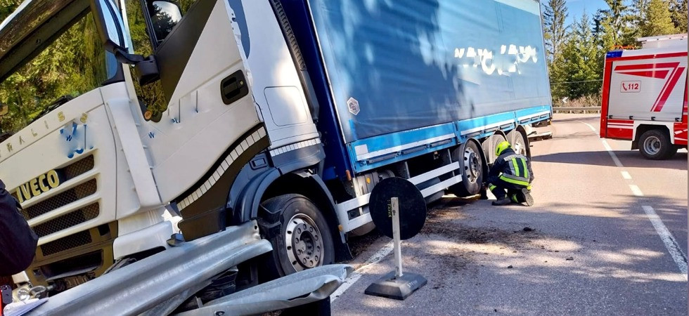 Il camion esce di strada e finisce contro il guardrail: pompieri in azione con l'autogrù